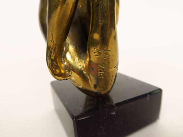 BEZ "La contorsionniste" Sujet en bronze doré, sur son socle en marbre