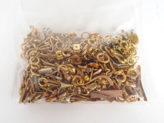 Vente aux enchères Débris d'or contenant différents fermoirs, poussettes, bélières, etc… 