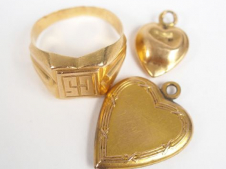 Vente aux enchères Chevalière et 2 pendentifs cœur, l'ensemble en or jaune. Poids: 4,7gr