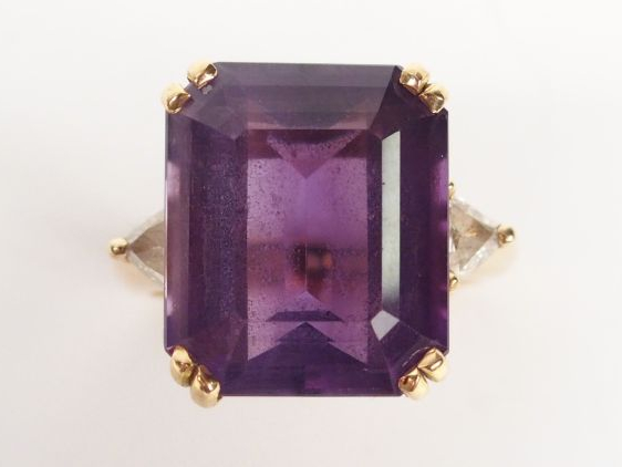 Bague en or jaune, ornée d'une améthyste taille rectangulaire de 15ct 