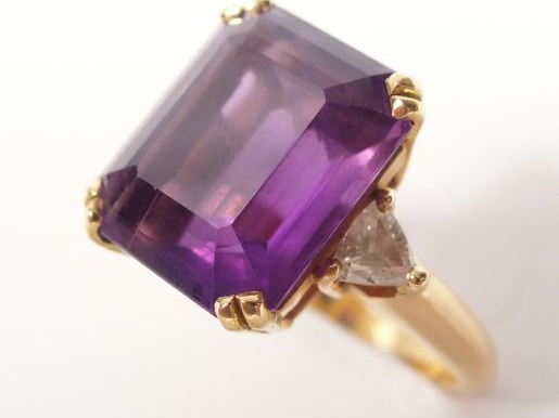 Bague en or jaune, ornée d'une améthyste taille rectangulaire de 15ct 