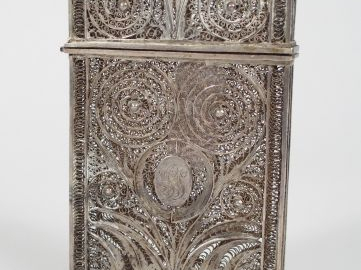 Etui à cigarettes en argent finement ajouré et gravé. Poids: 96,5gr