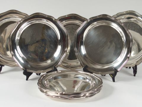 Suite de 12 assiettes de style Louis XV en argent, poinçon Minerve, mo
