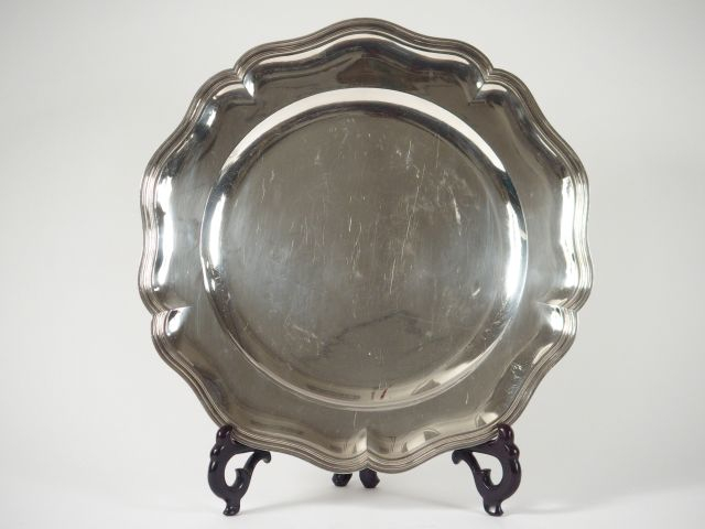 Plat rond de style Louis XV en argent, poinçon Minerve, modèle à filet