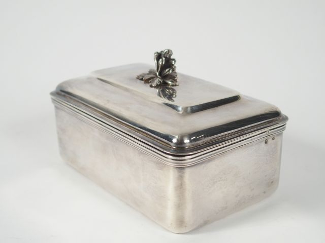 Beurrier en argent, poinçon Minerve, prise en forme de fleur.  M.O : E