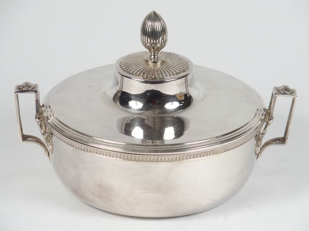 Légumier de style Empire en argent, poinçon Minerve, à décor frise de 