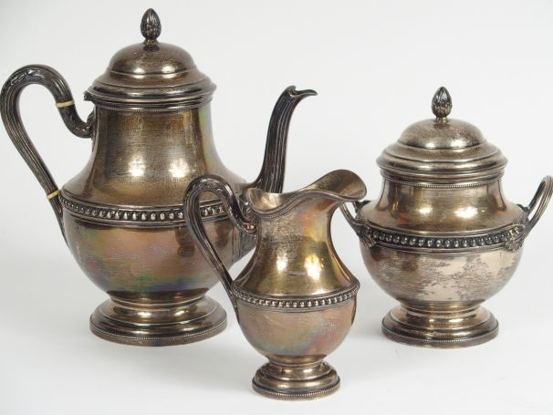 Service à thé de style Louis XVI en argent, poinçon Minerve, à décor d