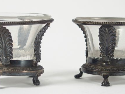 Paire de salerons de style Empire en argent, à décor ajouré de palmett