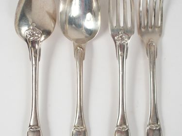 11 couverts et 1 cuillère à entremets en argent, poinçon Minerve, à dé