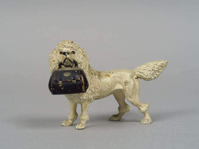Sujet en bronze polychrome de Vienne 'Caniche blanc au sac à main' Dim