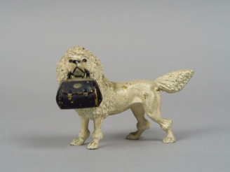 Vente aux enchères Sujet en bronze polychrome de Vienne 'Caniche blanc au sac à main' Dim