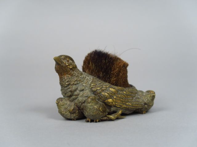 Essuie plume en bronze de Vienne en forme de perdrix couvant ses petit