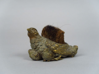 Vente aux enchères Essuie plume en bronze de Vienne en forme de perdrix couvant ses petit