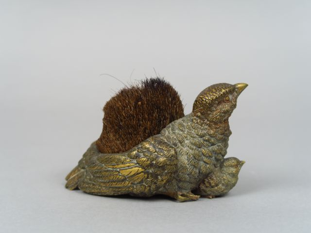 Essuie plume en bronze de Vienne en forme de perdrix couvant ses petit