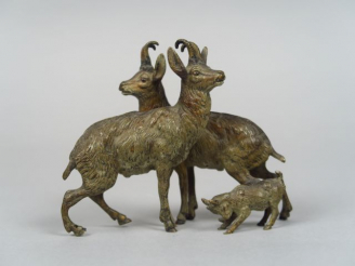 Vente aux enchères Groupe en bronze polychrome de Vienne 'Couple de chamois et leur petit
