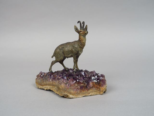 Sujet en bronze polychrome de Vienne sur un socle en améthyste 'Chamoi