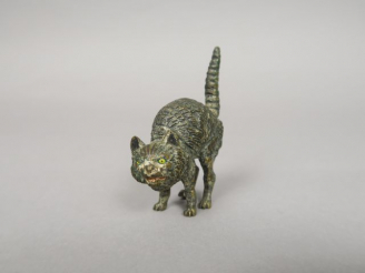 Vente aux enchères Sujet en bronze polychrome de Vienne 'chat prêt à bondir' Dim. 7 x 4,5