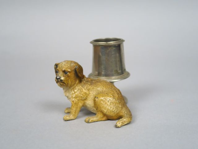 Porte allumettes en bronze polychrome de Vienne en forme de chiot Dim.