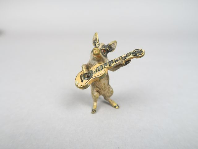 Sujet en bronze polychrome de Vienne 'cochon guitariste'