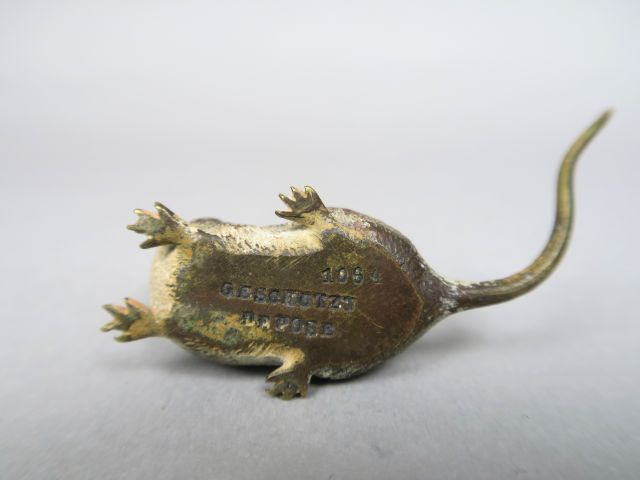 Sujet en bronze polychrome de Vienne, 'souris', signée Dim. 2,5 x 7,5 