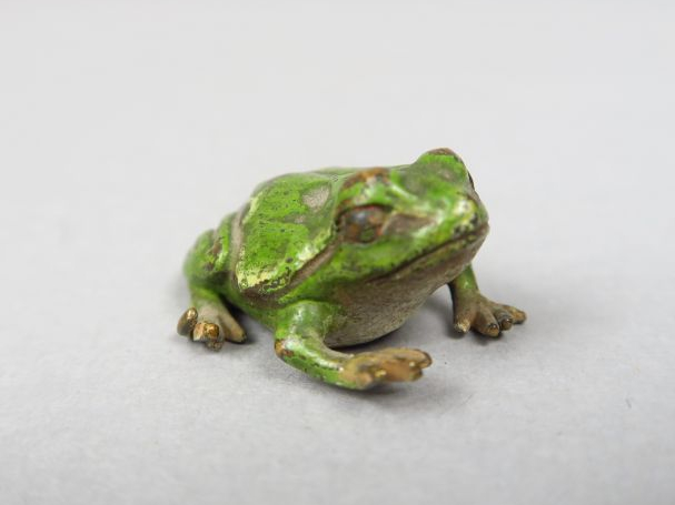 Sujet en bronze polychrome de Vienne 'rainette', signé Dim. 1,5 x 3 cm