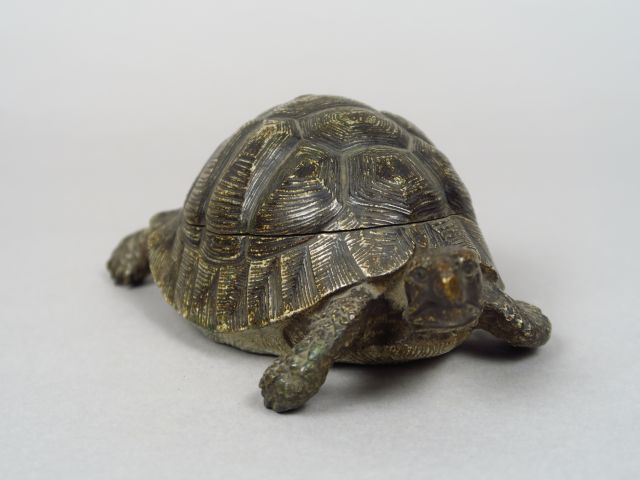Boite en bronze polychrome de Vienne 'tortue', signée.  Dim. 7 x 17,5 