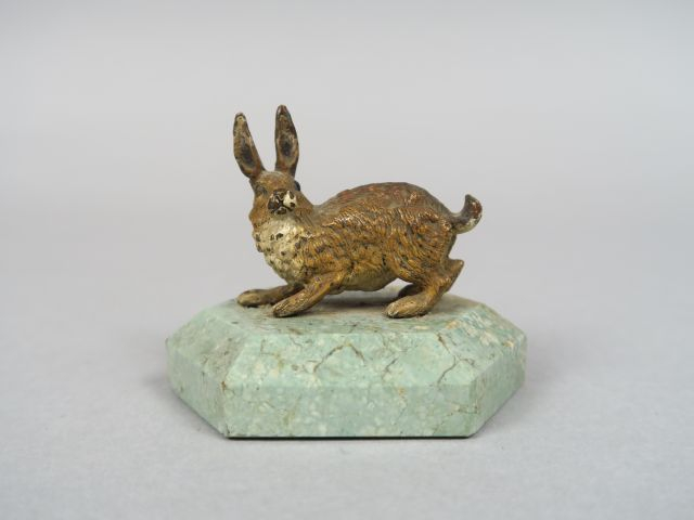 Petit sujet en bronze polychrome de Vienne 'Le lièvre', socle en marbr