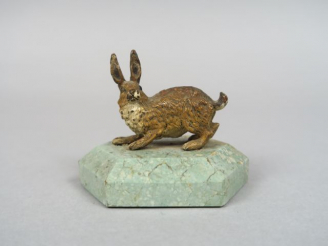 Vente aux enchères Petit sujet en bronze polychrome de Vienne 'Le lièvre', socle en marbr