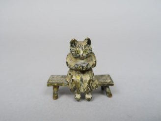 Vente aux enchères Petit sujet en bronze polychrome de Vienne 'chatte assise'