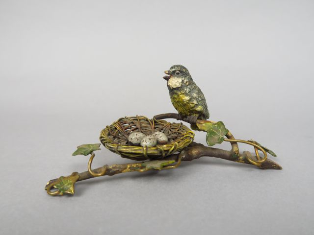 Sujet en bronze polychrome de Vienne 'oiseau branché près d'un nid ave