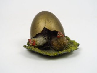 Vente aux enchères Sujet en bronze polychrome de Vienne 'Deux poules sous une coquille d'