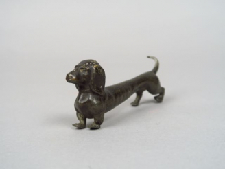 Vente aux enchères Sujet en bronze patiné 'Teckel' Dim. 4,5 x 6 cm