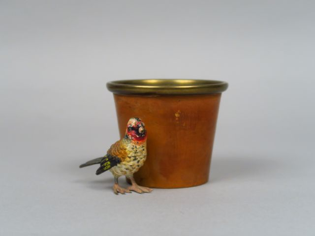Vide poche en bronze et métal polychrome de Vienne 'oiseau près d'un p