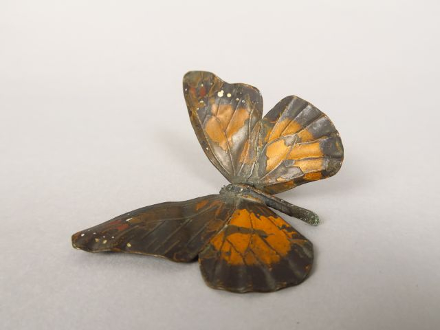 Sujet en tôle polychrome 'papillon' Dim. 7 x 7 cm Sujet en bronze poly