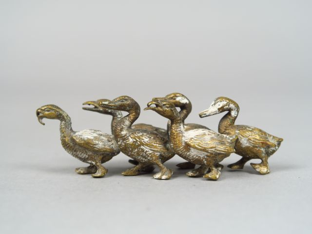 Sujet en bronze 'six canards' Dim. 3,5 x 9,5 cm