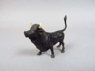 Vente aux enchères Sujet en plomb patiné 'Taureau de combat' Dim. 6,5 x 7,5 cm