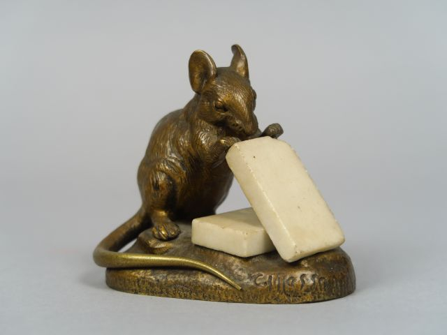 Charles MASSON 'souris grignotant deux sucres'. Sujet en bronze et alb