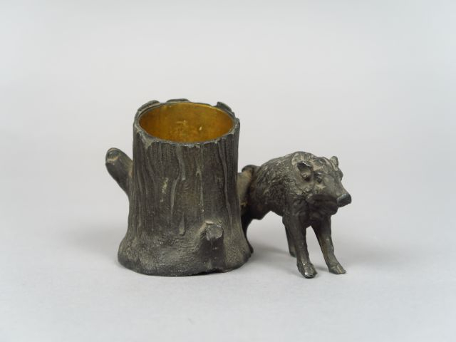 Porte allumettes en plomb 'Sanglier près d'un tronc' Dim. 7 x 10 cm