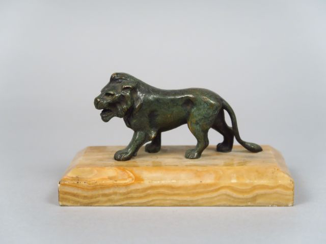 Presse papier fin XIXème en bronze patiné et onyx 'Lion rugissant' Dim