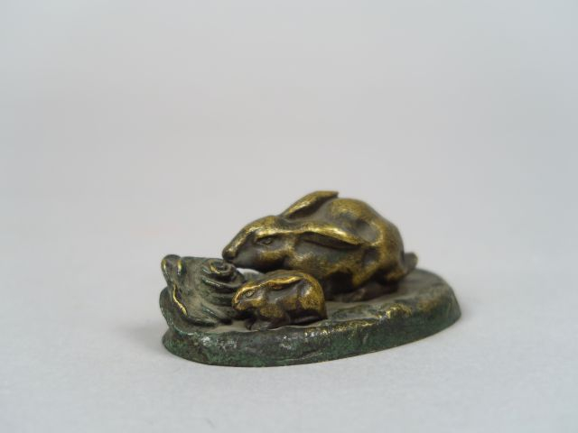 Sujet animalier XIXème en bronze patiné 'deux lapins mangeant une lait
