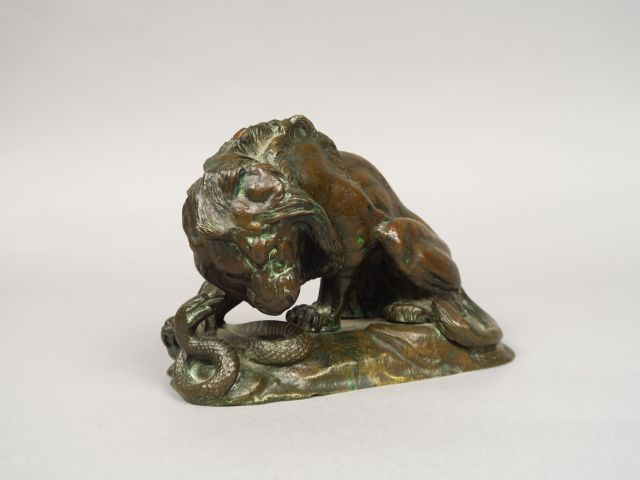 Sujet animalier XIXème en bronze 'lion et serpent' Dim. 11,5 x 16 cm