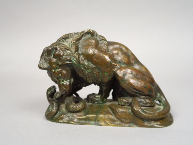 Sujet animalier XIXème en bronze 'lion et serpent' Dim. 11,5 x 16 cm