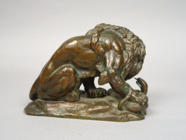 Sujet animalier XIXème en bronze 'lion et serpent' Dim. 11,5 x 16 cm