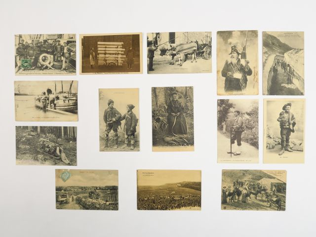 Album "Métiers - Industries" comprenant environ 198 cartes postales