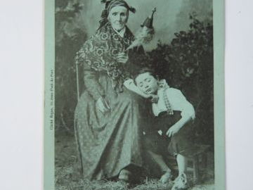 Album "Types et Costumes - France" comprenant environ 190 cartes posta