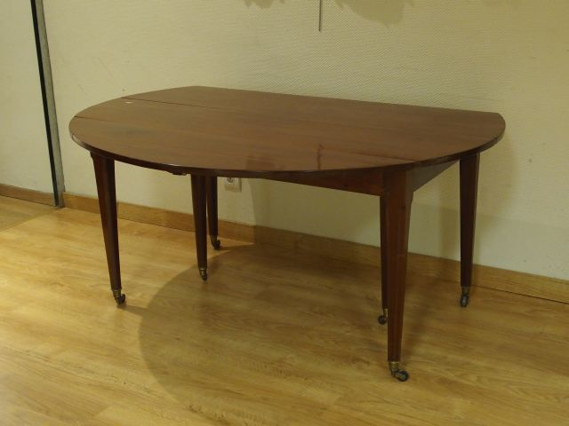 Table de salle à manger Louis XVI en acajou, 6 pieds à pans coupés.