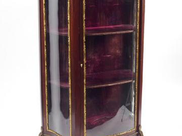 Vitrine de style Transition Louis XV-Louis XVI en acajou et placage d'