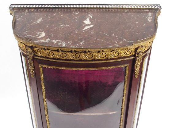Vitrine de style Transition Louis XV-Louis XVI en acajou et placage d'