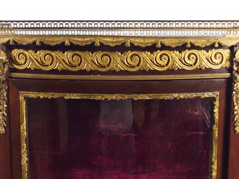 Vitrine de style Transition Louis XV-Louis XVI en acajou et placage d'