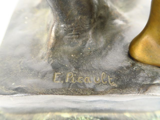 E. PICAULT. "Post pugnam". Sculpture en bronze à double patine, reposa